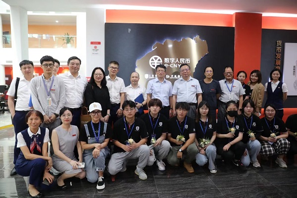 合影1.jpg 合影1.jpg