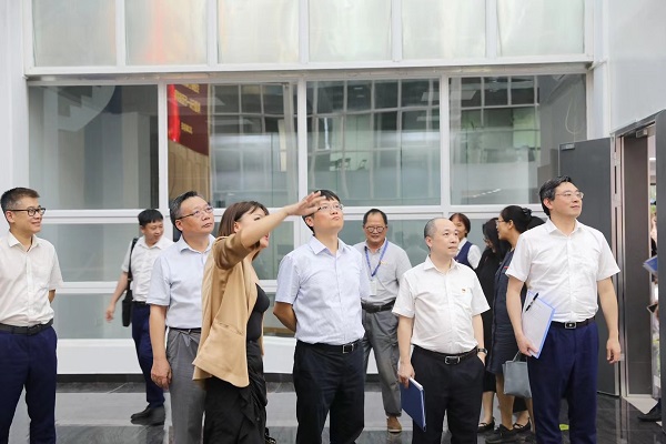 交通银行海南省分行行长肖霆参观金融创新与多资产智能交易实验�?.jpg 交通银行海南省分行行长肖霆参观金融创新与多资产智能交易实验�?.jpg